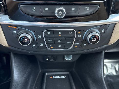 Used 2023 Chevrolet Traverse Premier image 24