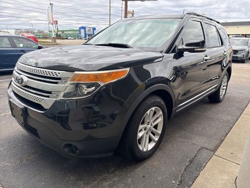 Used 2015 Ford Explorer XLT w/ Equipment Group 202A image 2