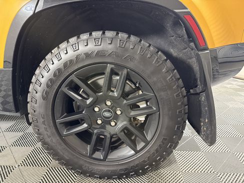 Used 2022 Land Rover Defender 110 X-Dynamic SE AWD/4WD image 13