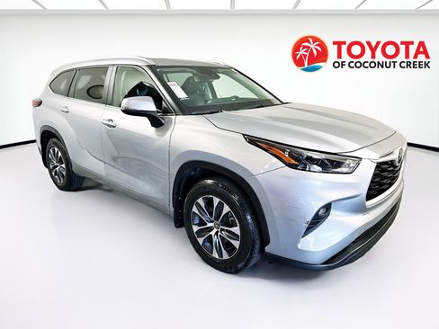 Used 2024 Toyota Highlander XLE image 1