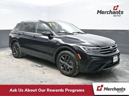 Used 2023 Volkswagen Tiguan SE image 1