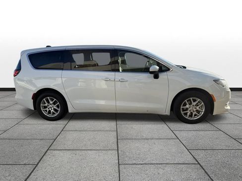 Used 2023 Chrysler Voyager LX image 4