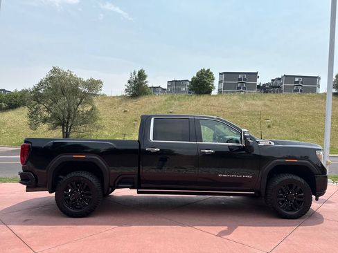 Used 2021 GMC Sierra 2500 Denali w/ Denali Black Diamond Edition AWD/4WD image 8
