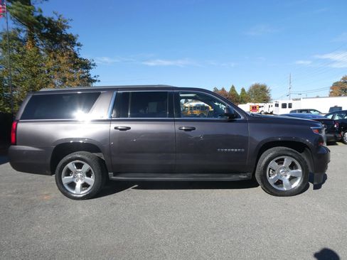 Used 2018 Chevrolet Suburban LT image 4