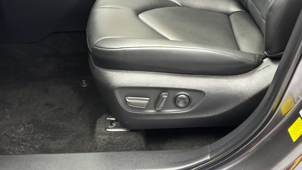 Used 2024 Toyota Highlander XLE AWD/4WD image 13