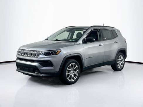 Used 2022 Jeep Compass Latitude w/ Sun and Sound Group AWD/4WD image 1