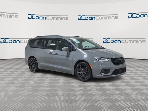 Used 2021 Chrysler Pacifica Touring-L w/ S Appearance Package FWD image 2