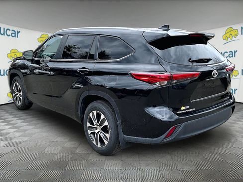 Used 2023 Toyota Highlander XLE image 3