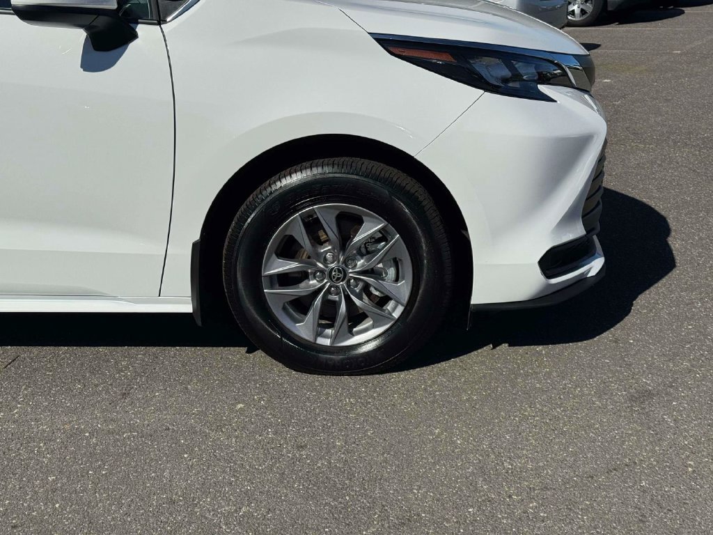 Used 2025 Toyota Sienna LE w/ LE Plus Package AWD/4WD image 9