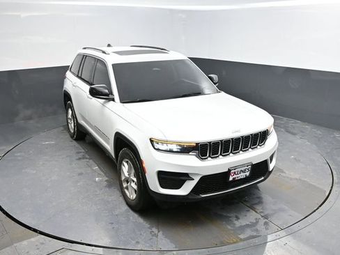 Used 2024 Jeep Grand Cherokee Laredo X image 36