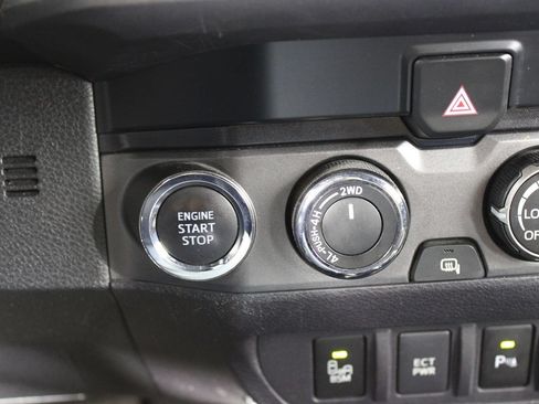 Used 2020 Toyota Tacoma TRD Sport w/ Technology Package AWD/4WD image 16