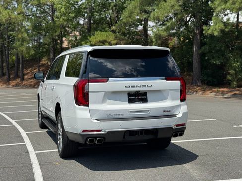 Used 2025 GMC Yukon XL Denali AWD/4WD image 9