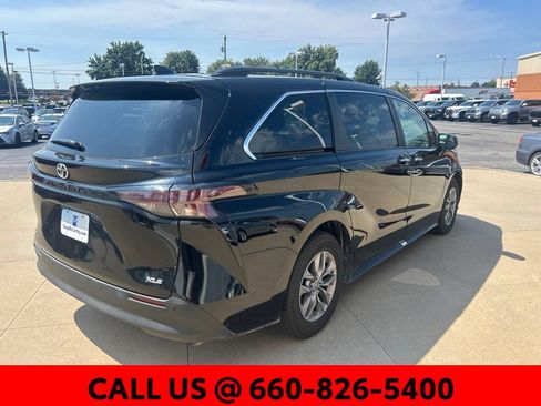 Used 2026 Toyota Sienna XLE FWD image 5