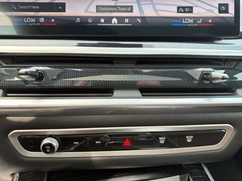 Used 2024 BMW X5 xDrive40i w/ M Sport Package image 29