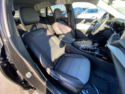 Used 2025 Chevrolet Trax LT image 36