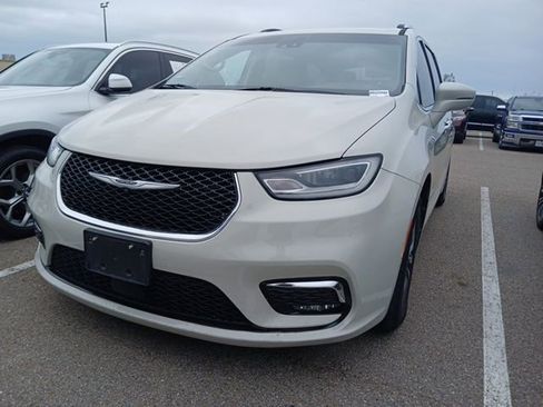 Used 2021 Chrysler Pacifica Touring-L image 1