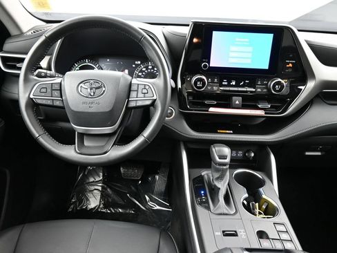 Used 2025 Toyota Highlander XLE AWD/4WD image 20