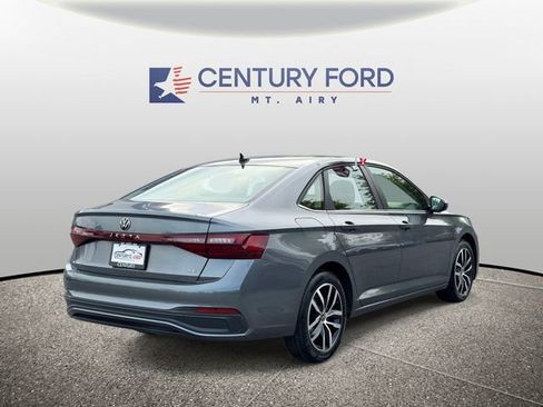 Used 2025 Volkswagen Jetta SE FWD image 2