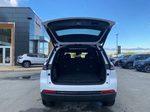 New 2025 Jeep Grand Cherokee Limited w/ Black Appearance Package image 13