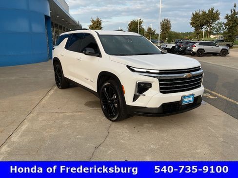 Used 2025 Chevrolet Traverse LT FWD image 8