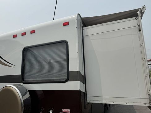 Used 2005 Ford E-350 and Econoline 350 Super Duty RWD image 13