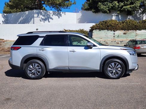 Used 2025 Nissan Pathfinder SV image 2