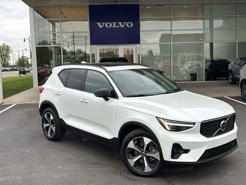 Certified 2026 Volvo XC40 B5 Plus AWD/4WD image 2