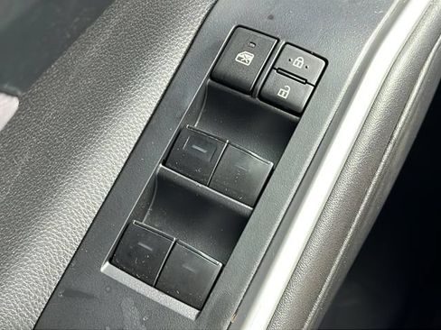 Used 2022 Toyota Highlander LE FWD image 18