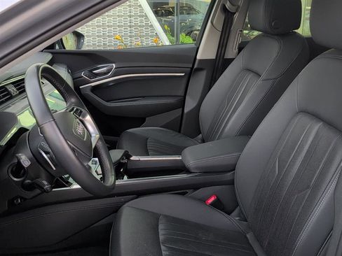 Used 2023 Audi e-tron Premium Plus w/ Premium Plus Package image 11