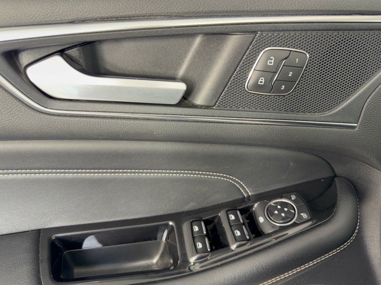 Used 2018 Ford Edge Titanium FWD image 15
