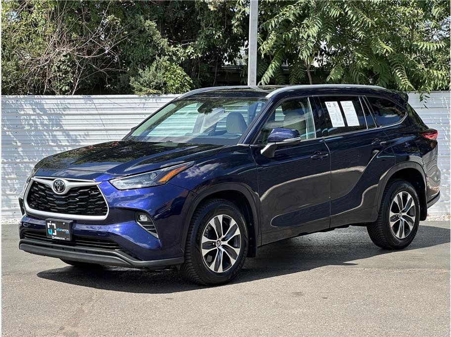 Used 2022 Toyota Highlander XLE AWD/4WD image 6
