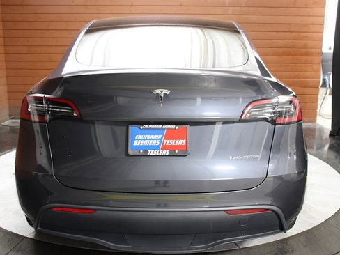 Used 2022 Tesla Model Y Long Range image 12