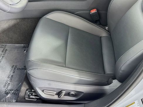 Used 2025 Toyota Prius XLE image 24