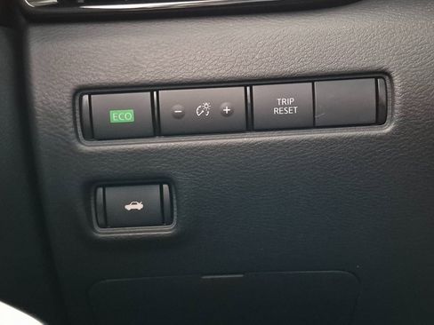 Used 2024 Nissan Sentra SR w/ SR Premium Package image 16