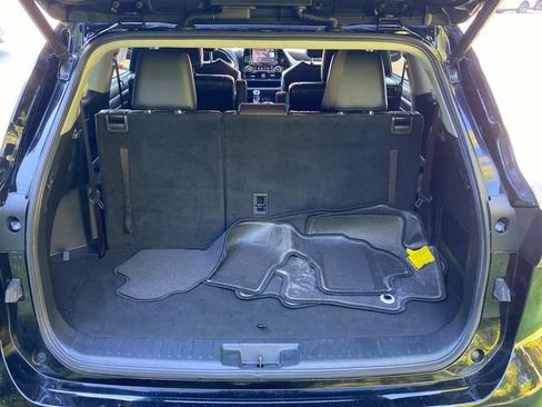 Used 2022 Toyota Highlander XLE FWD image 30