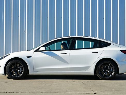Used 2021 Tesla Model 3 Standard Range Plus image 9