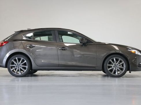 Used 2018 MAZDA MAZDA3 Grand Touring w/ Premium Equipment Package FWD image 17