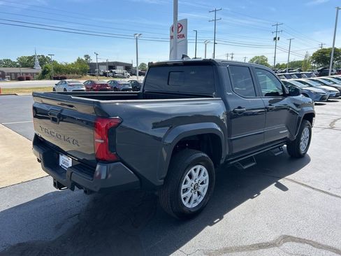 Used 2024 Toyota Tacoma SR5 w/ SR5 Upgrade Package AWD/4WD image 16