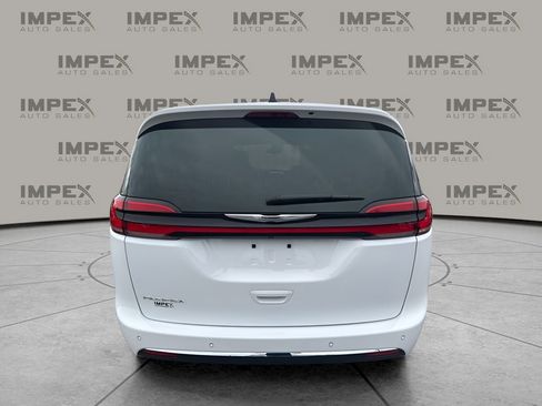 Used 2024 Chrysler Pacifica Touring-L image 4