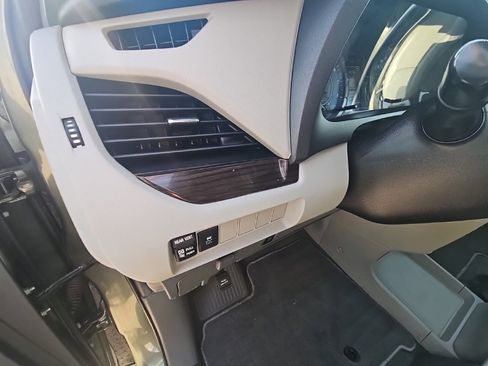 Used 2020 Toyota Sienna XLE image 28