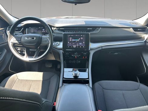 Used 2022 Jeep Grand Cherokee Laredo w/ Luxury Tech Group I AWD/4WD image 12