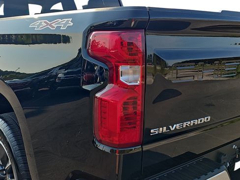 Used 2023 Chevrolet Silverado 1500 LT AWD/4WD image 31