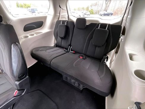 Used 2023 Chrysler Voyager LX image 16