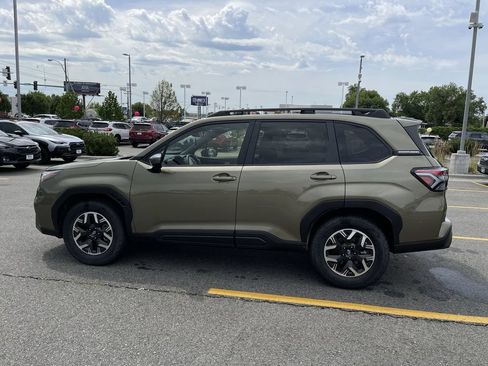 Used 2025 Subaru Forester Premium AWD/4WD image 4