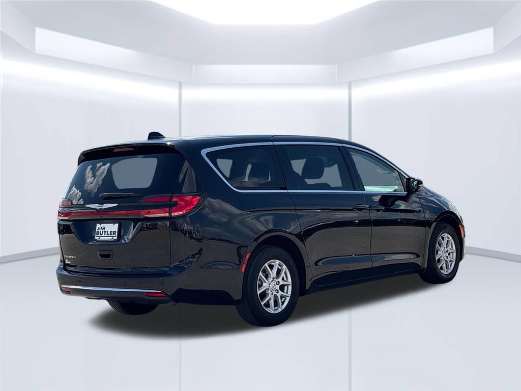 Used 2024 Chrysler Pacifica Touring-L FWD image 8