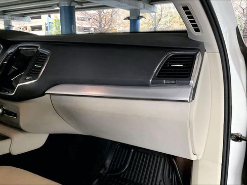 Used 2017 Volvo XC90 T6 Momentum w/ Vision Package image 19