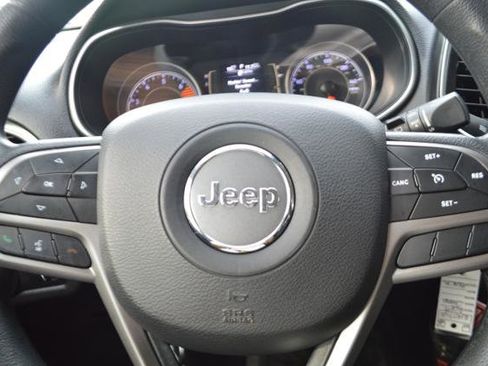 Used 2019 Jeep Cherokee Latitude w/ Popular Appearance Group image 15