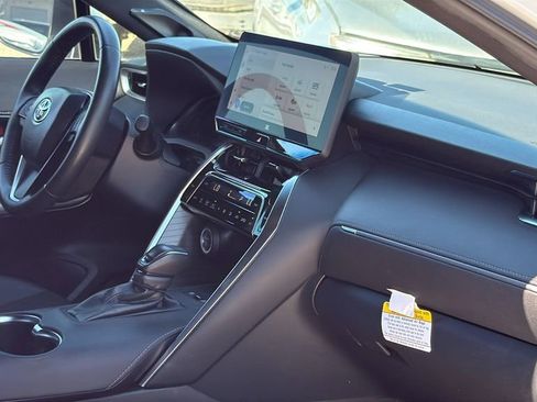 Used 2024 Toyota Venza Limited image 27