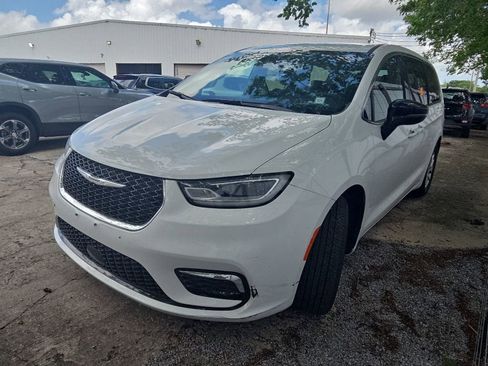 Used 2025 Chrysler Pacifica Select FWD image 1