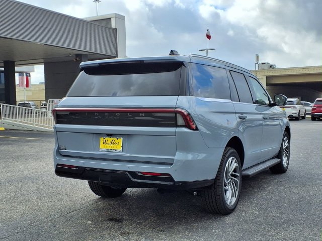 New 2026 Lincoln Navigator Premiere AWD/4WD image 2